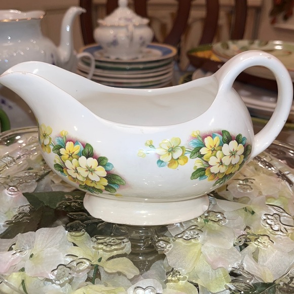 Beautiful Porcelain Gravy Dish 🌸 hand glazed… Great condition! - Picture 1 of 4